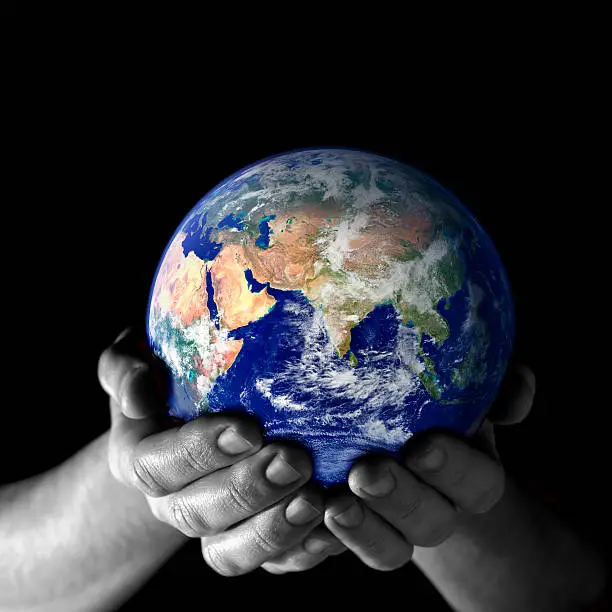 Terre portée par les mains